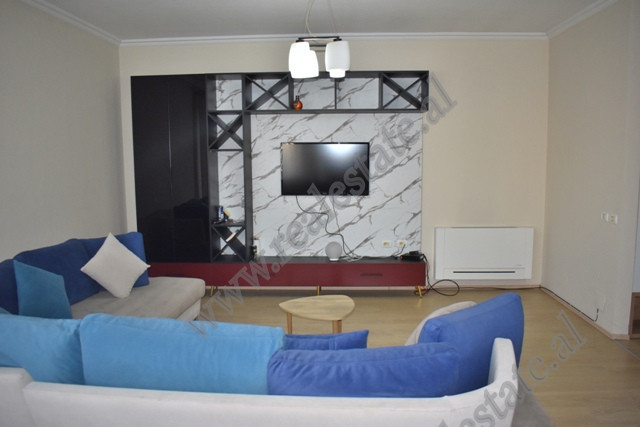 Apartament 2+1 me qira ne rrugen Hamdi Sina ne Tirane.
Apartamenti ndodhet ne katin e 3te te nje pa